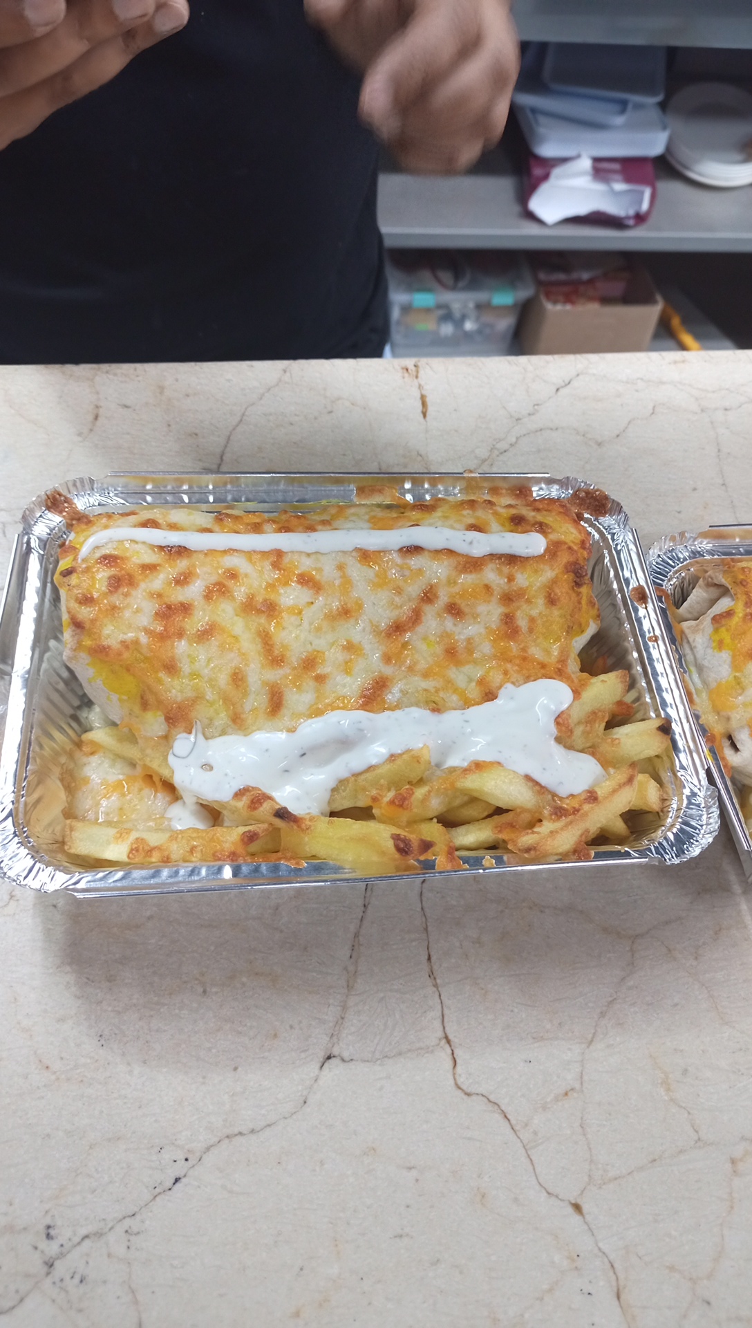 Shawarma gratinado con queso del local