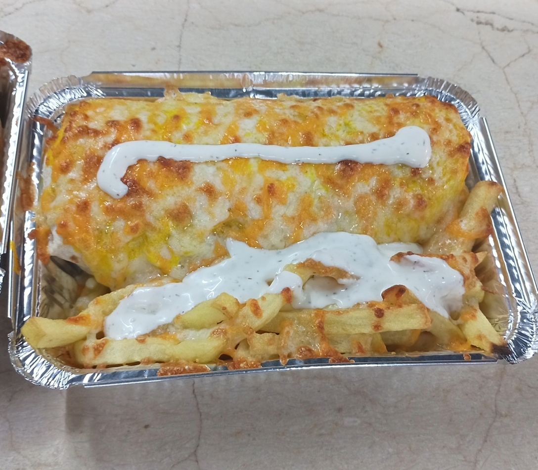 Kebab gratinado con queso y patatas