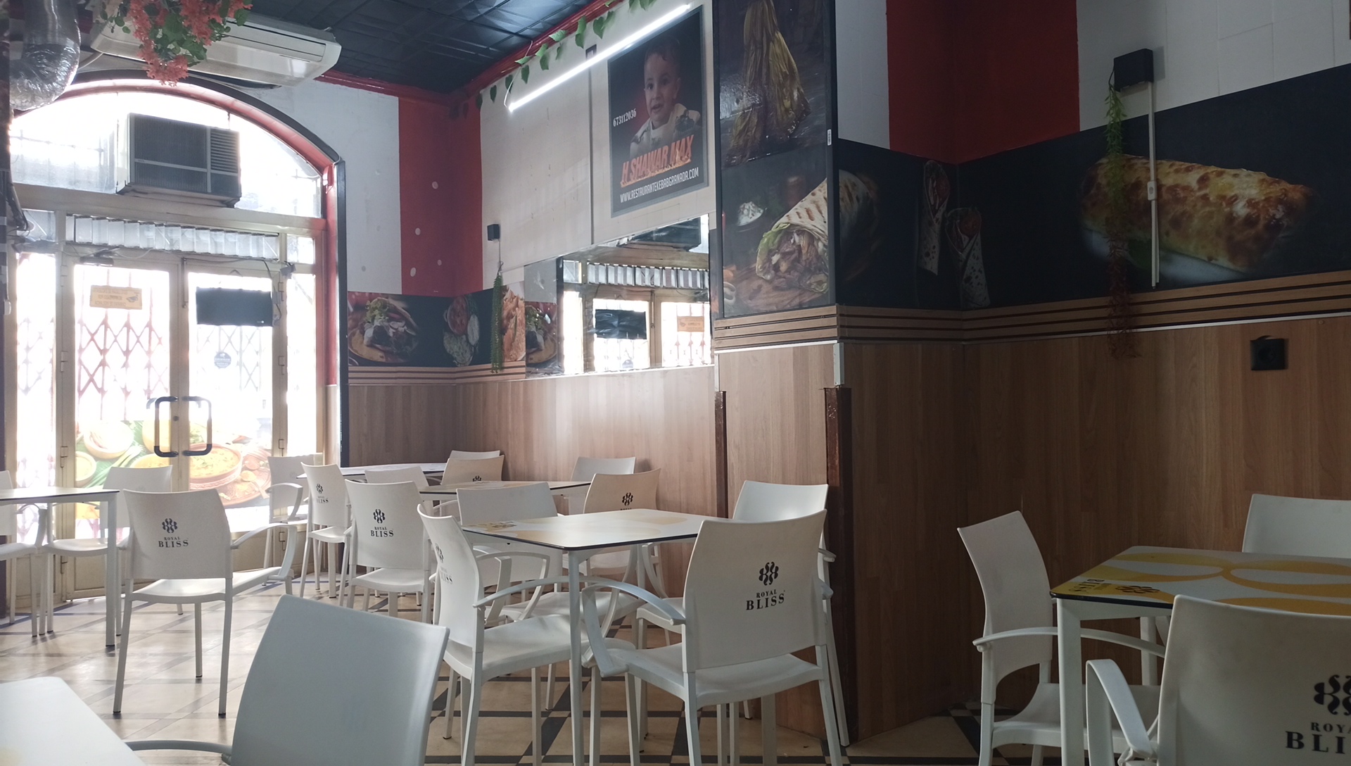 Foto del local y cocina de H ShawarMax Granada